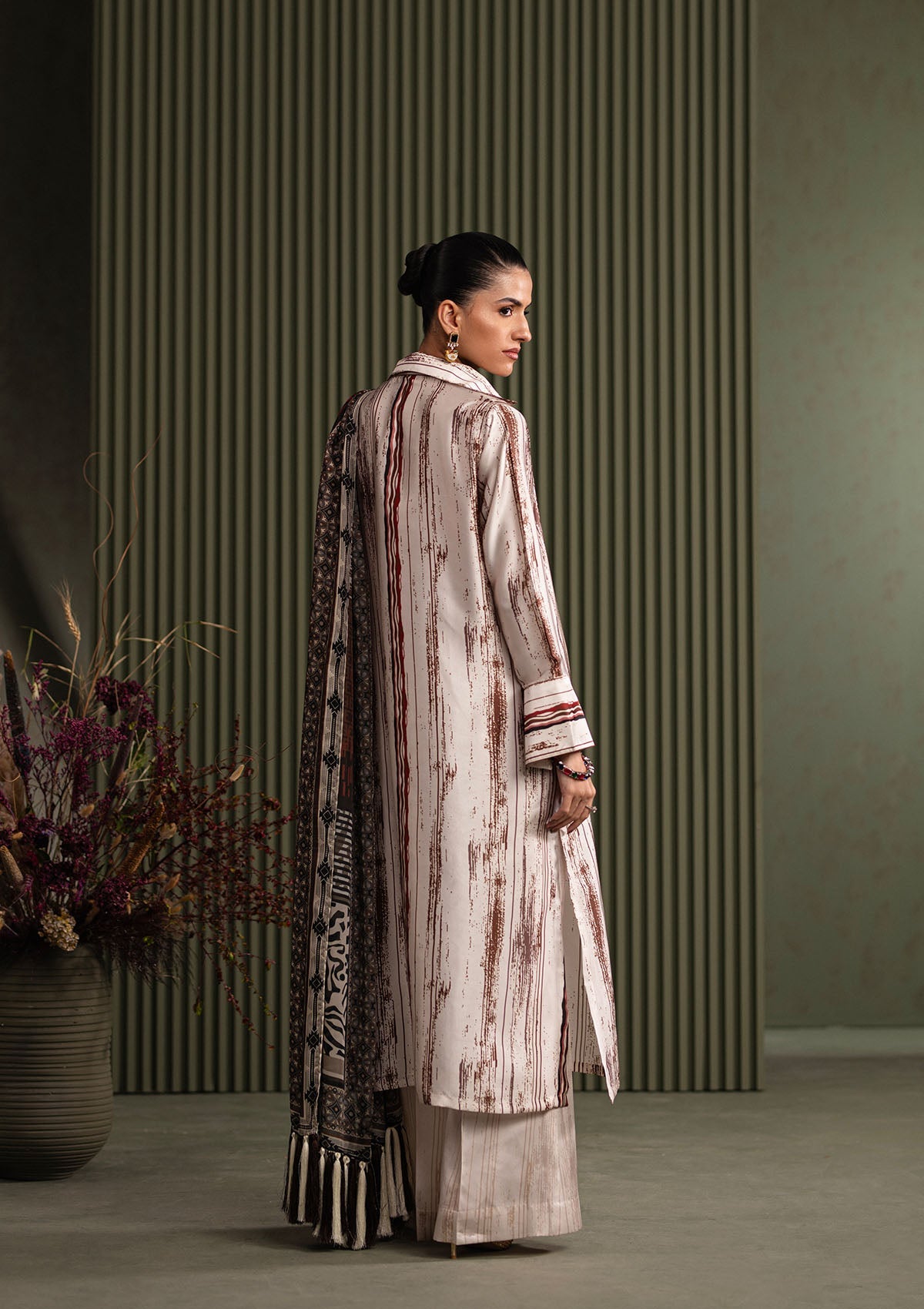 MISS AIK - RTW '25 D1 - LOOK 02 Cream Long Shirt For Luxury Events - Pakistani Designer Wear for Women in UK | Kifat